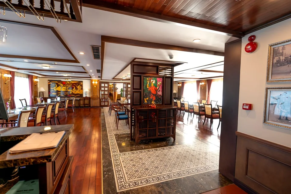 Elegant hotel restaurant with beautifully arranged dining tables and natural light